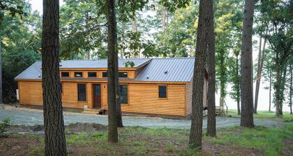 Hillside Hideaway - Lakefront Cabin