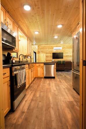 Een koelkast, een microgolfoven, een oven, een kookplaat