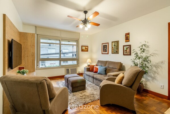 Basic Apartment | Living area