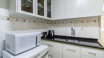 Basic Apartment | Private kitchen | Cookware/dishes/utensils