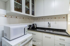 Basic Apartment | Private kitchen | Cookware/dishes/utensils
