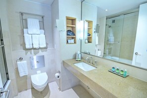 Sèche-cheveux, serviettes fournies