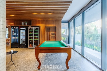 Basic Apartment | Game room