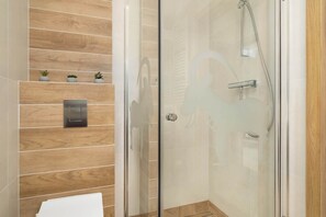 Een douche, een haardroger, handdoeken, shampoo