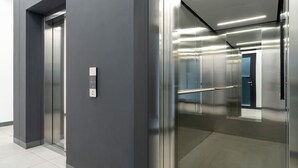 En modern hiss med en metallisk yta och en manöverpanel.