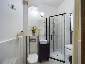 Douche, sèche-cheveux, serviettes fournies