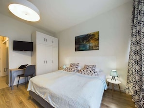Iron/ironing board, travel cot, WiFi, bed sheets - Air-conditioned Studio in the Center | 60 m to the Metro, Workspace (Warszawa)