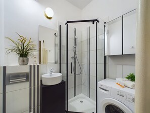 Shower, hair dryer, towels, shampoo - Air-conditioned Studio in the Center | 60 m to the Metro, Workspace (Warszawa)