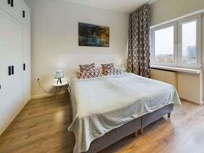 Iron/ironing board, travel crib, WiFi, bed sheets