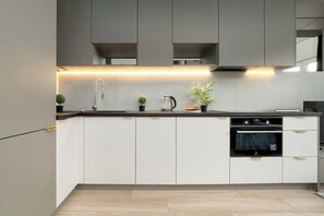 Fridge, oven, stovetop, dishwasher