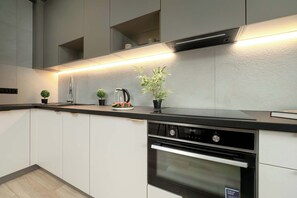 Fridge, oven, stovetop, dishwasher