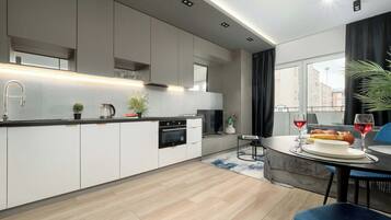 Frigorífico, horno, placa de cocina y lavavajillas