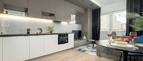 Fridge, oven, stovetop, dishwasher