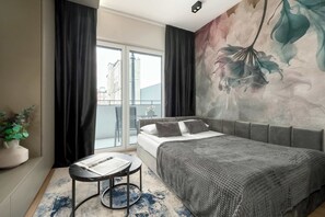 Tabla de planchar con plancha, cuna de viaje, wifi y ropa de cama 