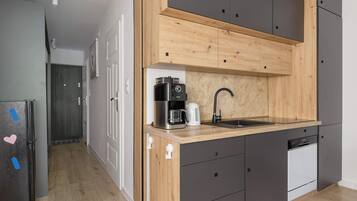 Refrigerador, microondas, parrilla de estufa y lavavajillas