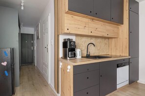 Kylskåp, mikrovågsugn, spishäll och diskmaskin