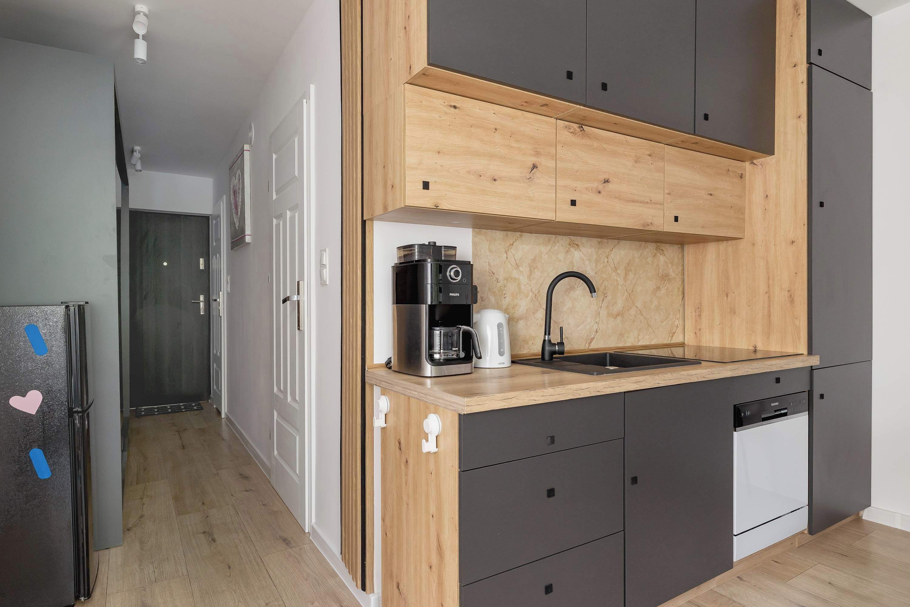 Jääkaappi, mikroaaltouuni, liesi, astianpesukone