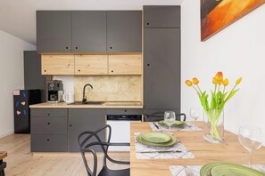 Fridge, microwave, stovetop, dishwasher