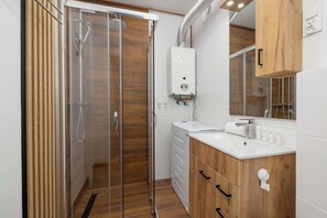 Shower, hair dryer, towels, shampoo