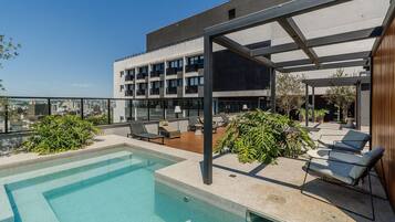 Apartamento básico | Piscina | Una piscina al aire libre