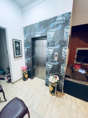 Colchones con pillow-top, muebles diferentes y escritorio 