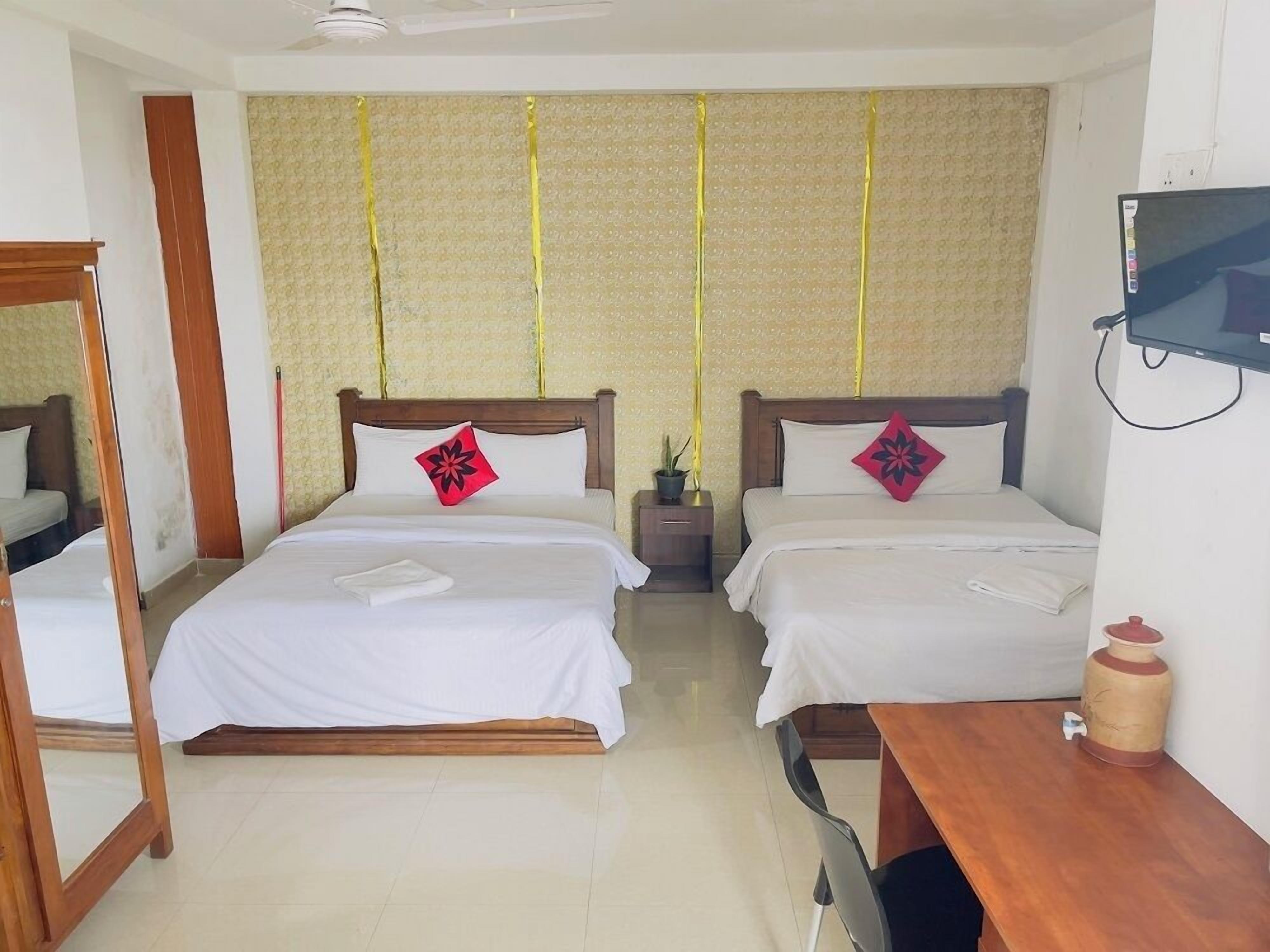 Colchones con pillow-top, muebles diferentes y escritorio 