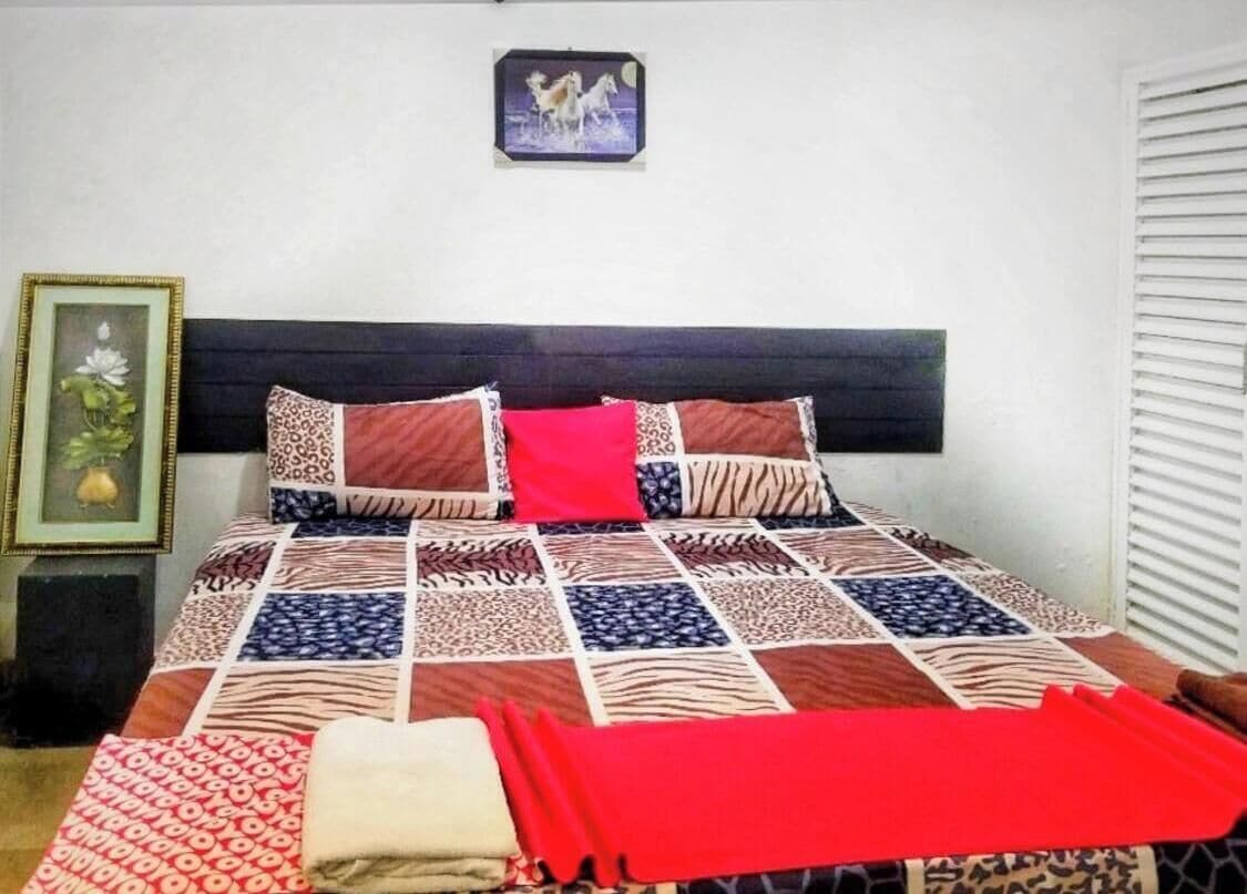 Colchones con pillow-top, muebles diferentes y escritorio 