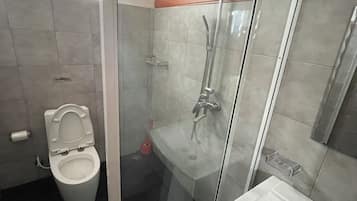 Amenidades de baño gratuitas, secadora de cabello, bidet, toallas