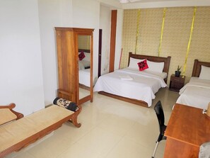 Chambre Familiale Double ou avec lits jumeaux | Surmatelas, ameublement personnalisé, bureau