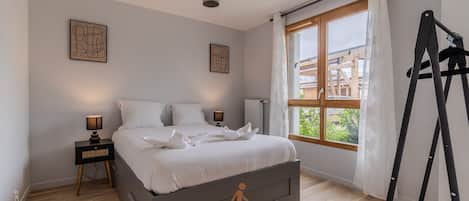 4 bedrooms, iron/ironing board, internet, bed sheets