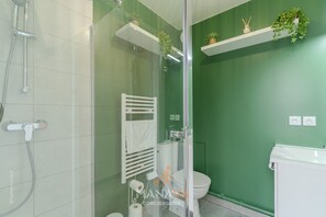 Regadera, secadora de cabello, toallas 