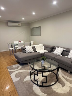 Smart TV, fireplace