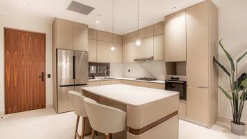 Ofen, GeschirrspĂŒler, Wasserkocher mit Kaffee-/Teezubehör, Wasserkocher