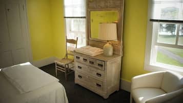 1 habitación, tabla de planchar con plancha y ropa de cama