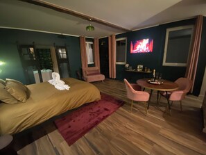 1 bedroom, free WiFi, bed sheets - Romantic Suite "Love Room" with Jacuzzi (Sainte-Eusoye)