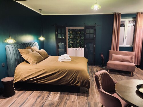 Romantic Suite "Love Room" with Jacuzzi