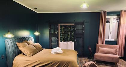 Romantic Suite "Love Room" with Jacuzzi