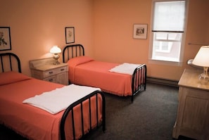 1 bedroom, bed sheets