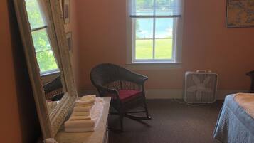 1 chambre, fer et planche Ă repasser, draps fournis