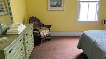 1 quarto, ferros/tábuas de passar roupa, roupa de cama