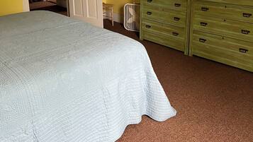 1 quarto, ferros/tábuas de passar roupa, roupa de cama