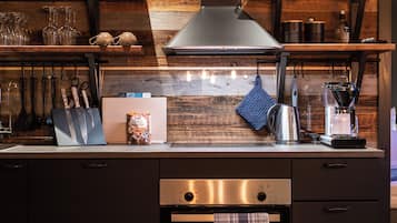 Apartment Vågakallen | Private kitchen | Full-size fridge, toaster, cleaning supplies