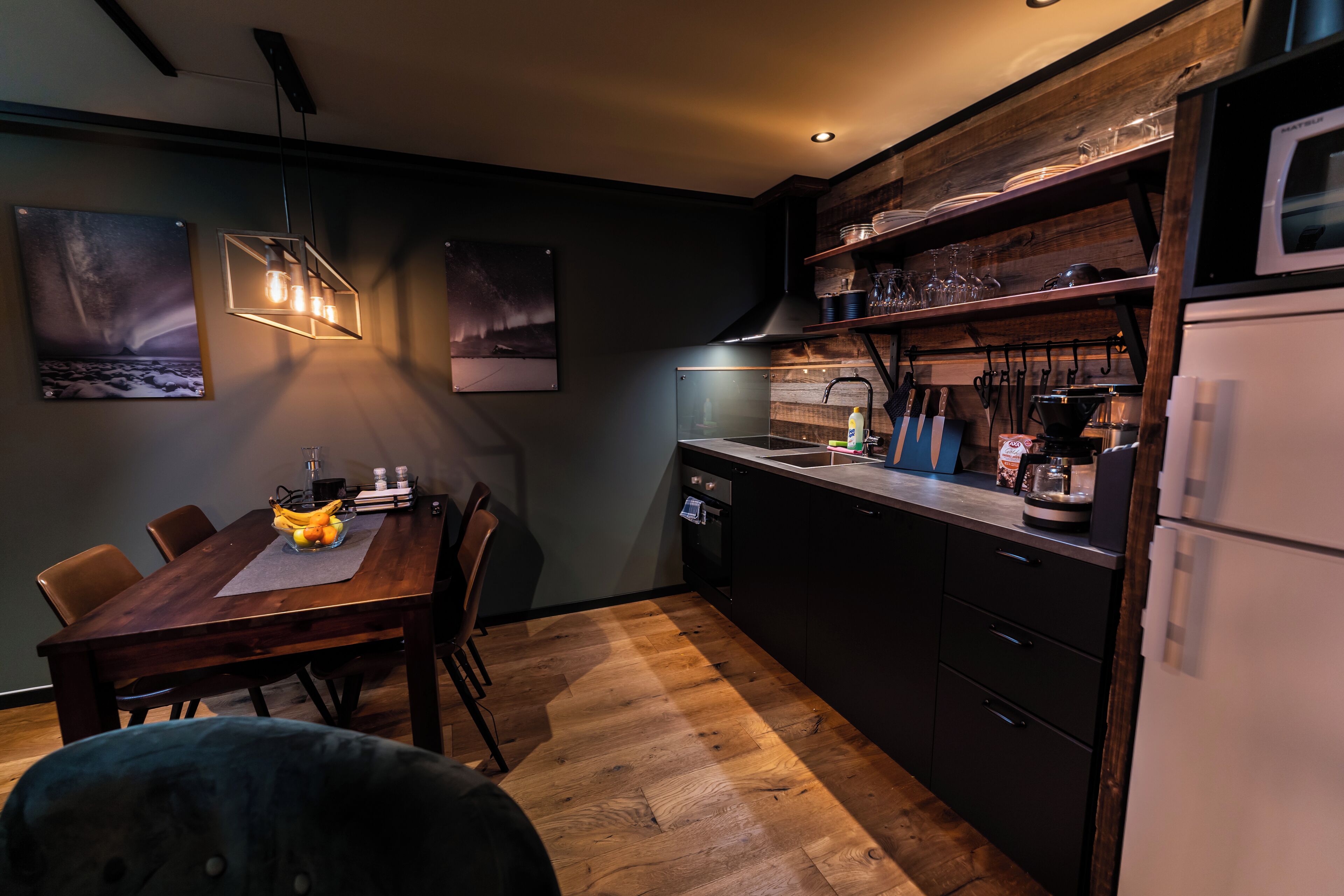 Apartment Svolvargeita | Oppholdsområde | Flatskjerm-TV og oppvarmet gulv