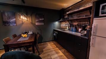 Apartment Svolvargeita | Oppholdsområde | Flatskjerm-TV og oppvarmet gulv