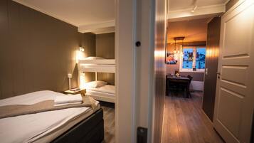 Apartment Vaeroy | Desk, laptop workspace, free WiFi, bed sheets