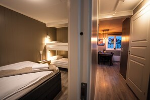 Apartment Vaeroy | Desk, laptop workspace, free WiFi, bed sheets - Tobiasbrygga (Vagan)