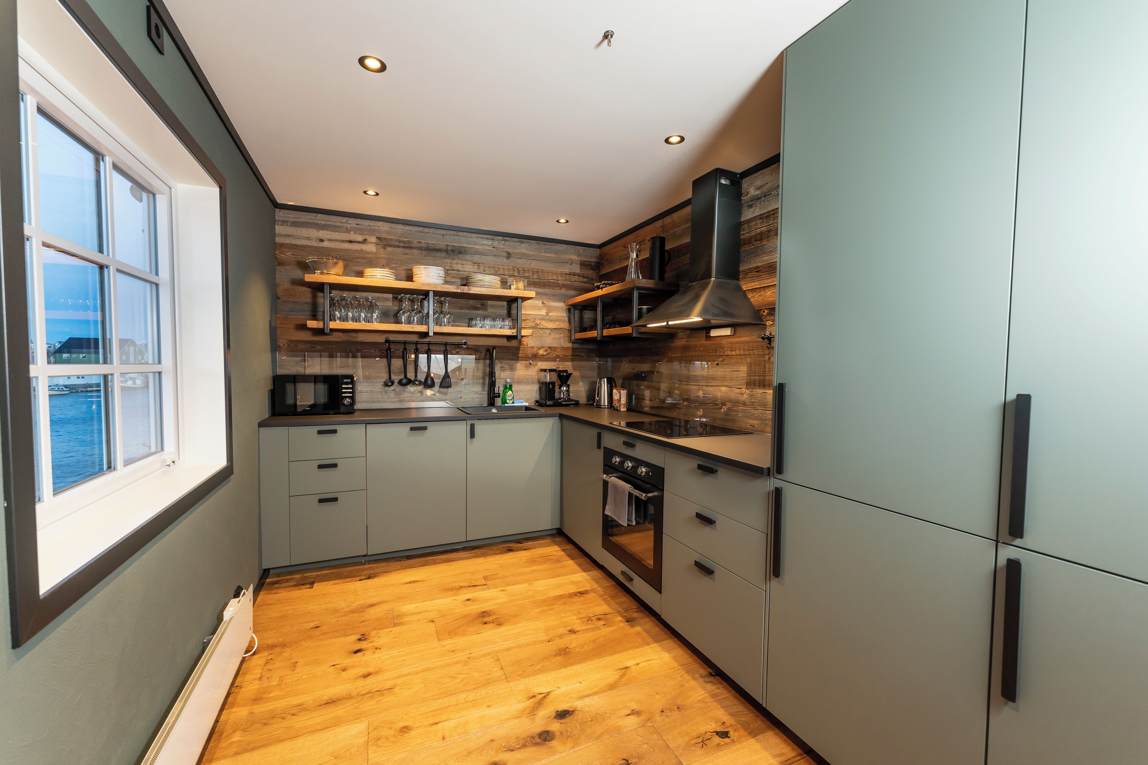 Apartment Kvalvika | Eget kjøkken | Kjøleskap, brødrister og rengjøringsutstyr