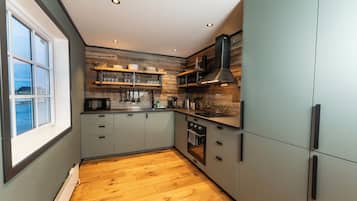 Apartment Kvalvika | Eget kjøkken | Kjøleskap, brødrister og rengjøringsutstyr