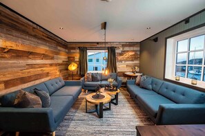 Apartment Kvalvika | Zona de estar | Una televisión de pantalla plana, suelo radiante