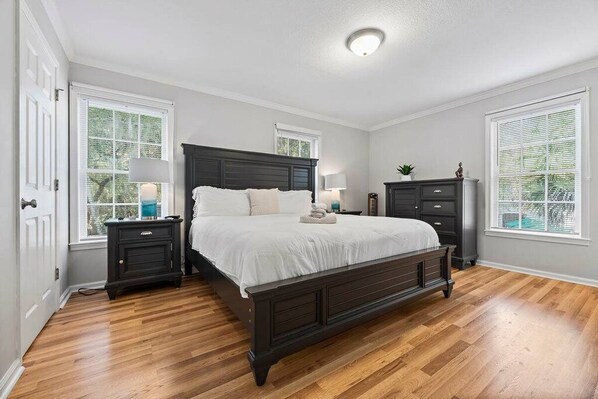 2 bedrooms, iron/ironing board, internet, bed sheets